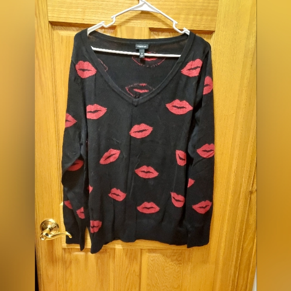 Torrid size 2 (2X/XXL) Black long sleeve sweater red lipstick pattern